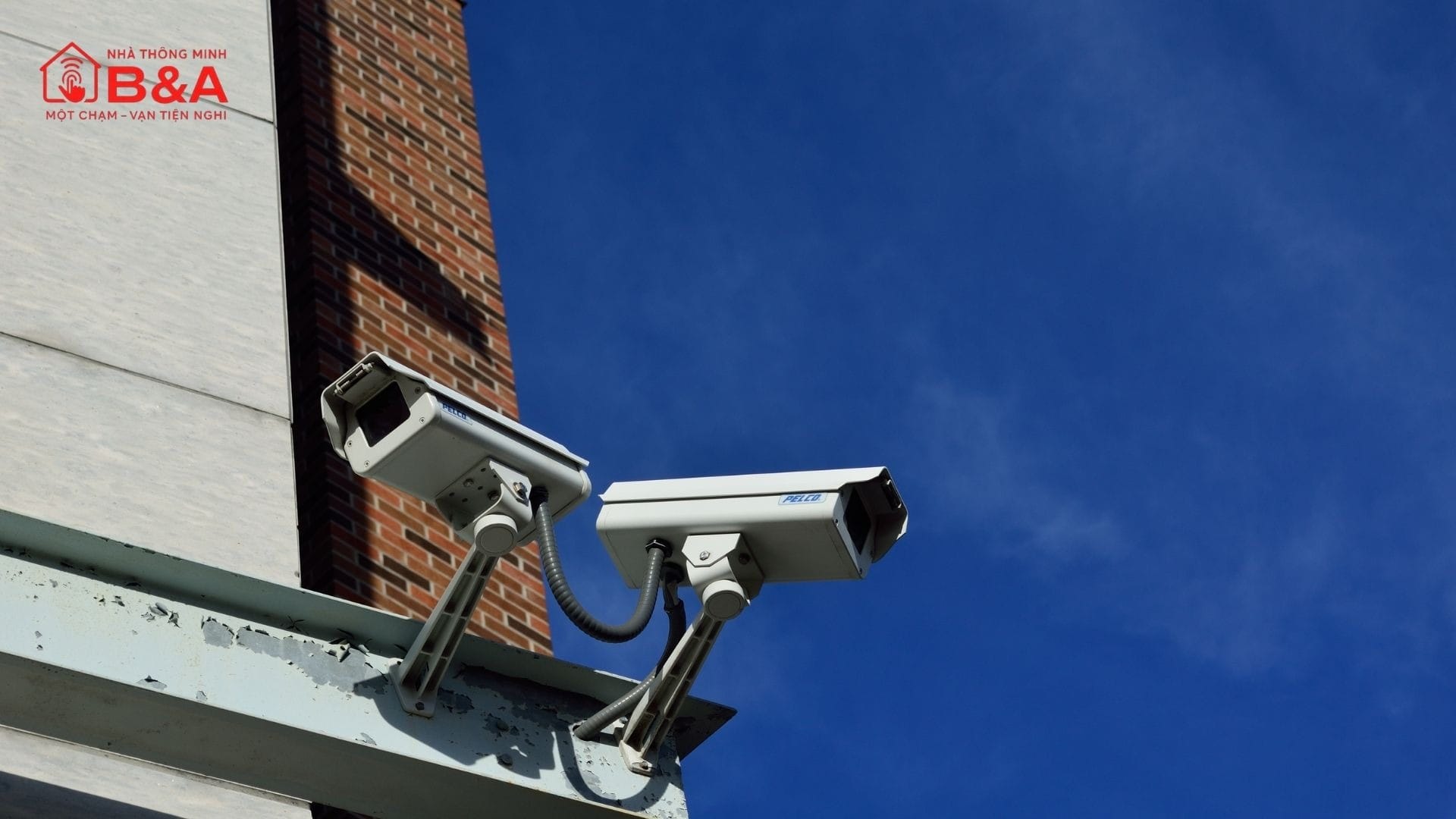 Kinh nghiệm lắp camera ngoài trời giúp hệ thống vận hành bền bỉ và hiệu quả 3 Camera ngoài trời phải hoạt động liên tục trong môi trường khắc nghiệt như mưa lớn, gió mạnh, nắng gắt và sấm sét