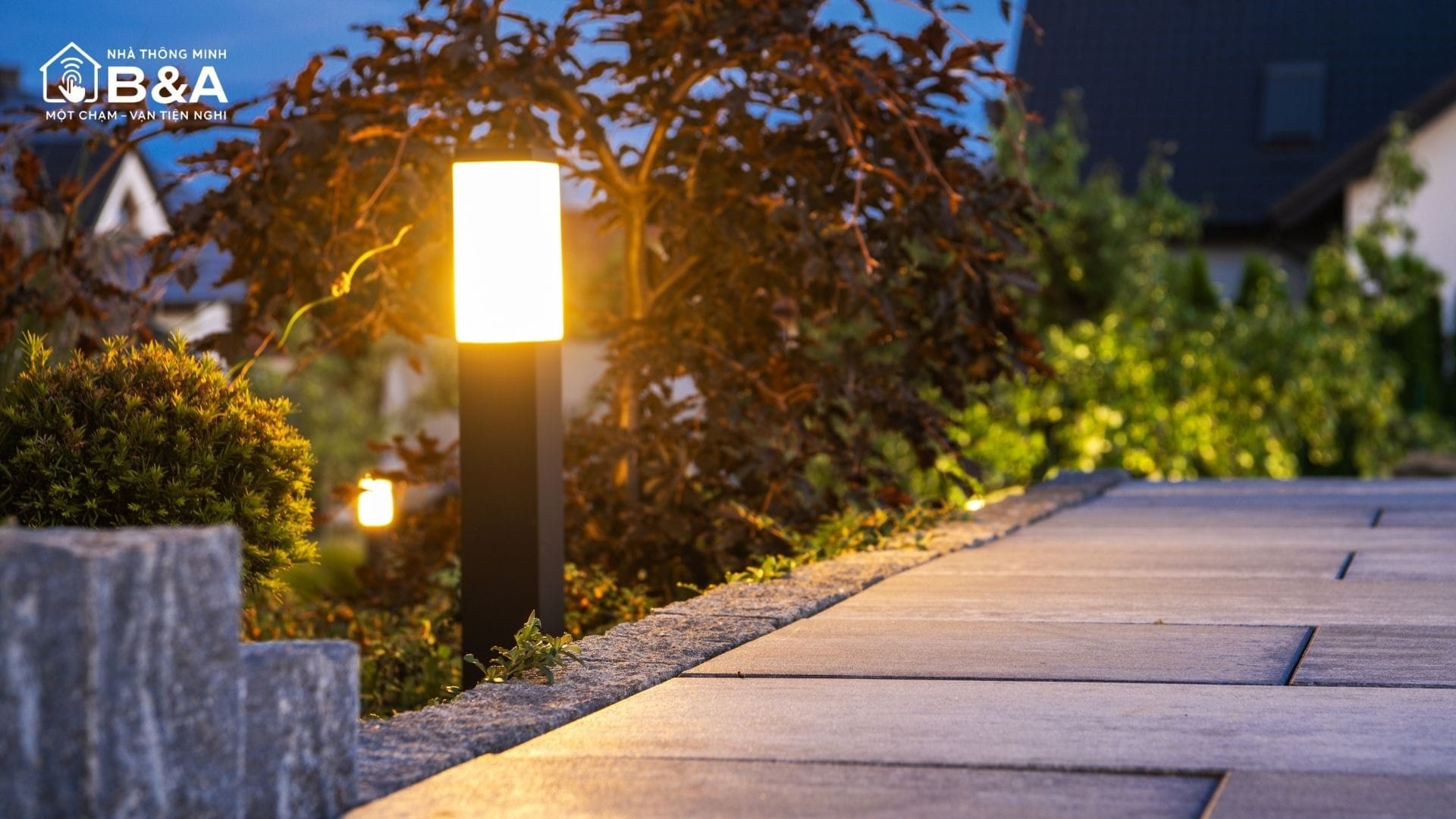 Top 10+ mẫu đèn sân vườn xu hướng được nhiều gia đình lựa chọn nhất hiện nay 3 Đèn sân vườn giúp dẫn hướng lối đi