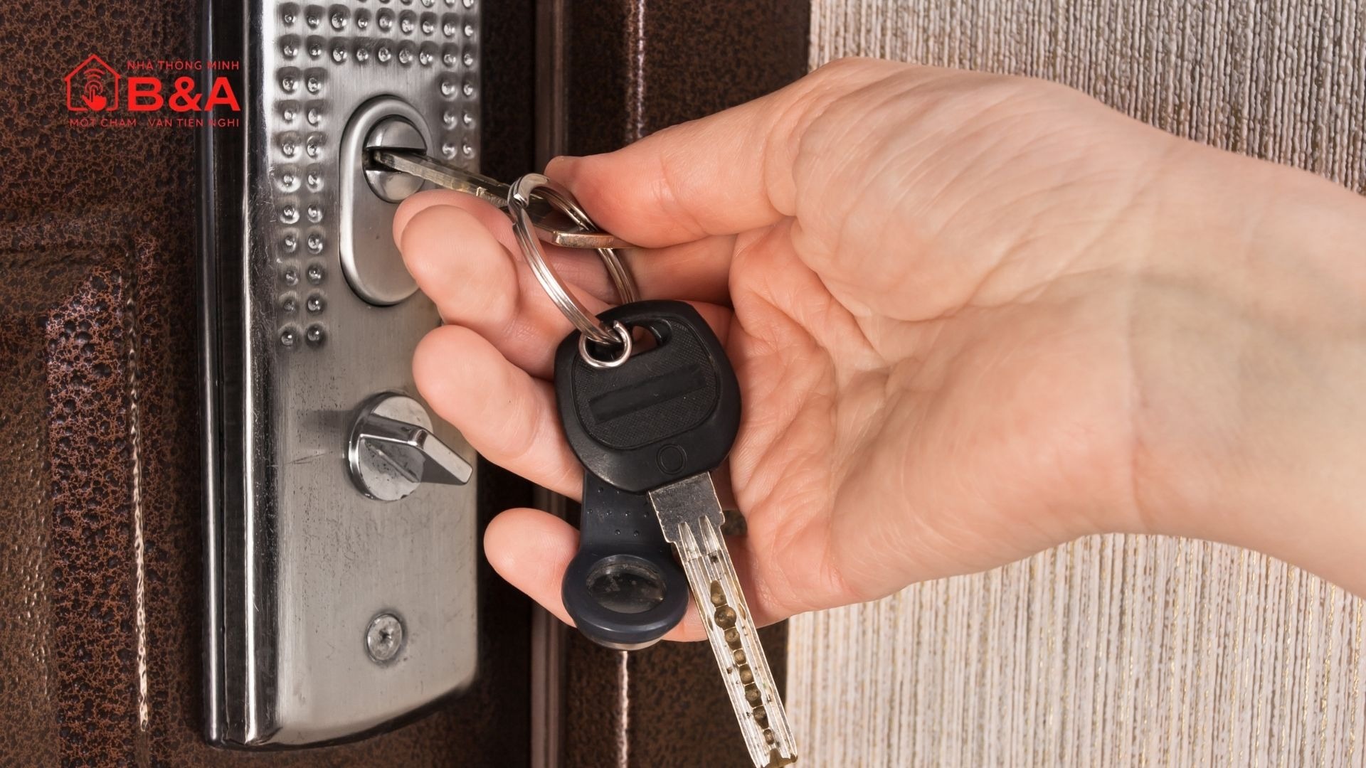 Cách Mở Khoá Cửa Từ Đúng Cách Khi Hết Pin Mất Thẻ Không Nhận Lệnh 3 Cách mở khoá cửa từ khi hết pin bằng chìa khoá dự phòng